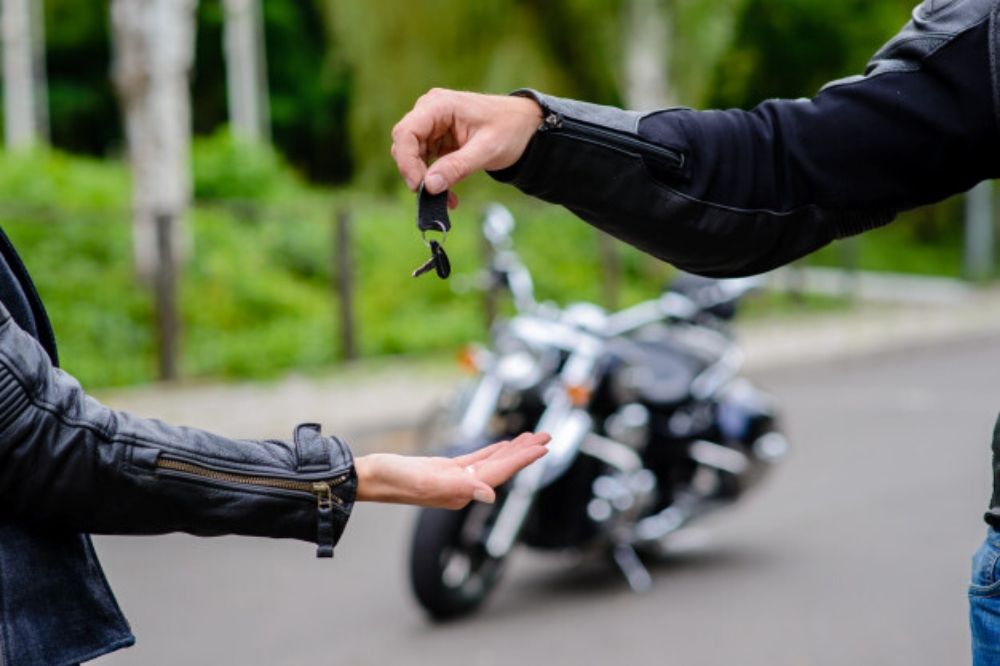 Si una moto tiene multas se puede transferir
